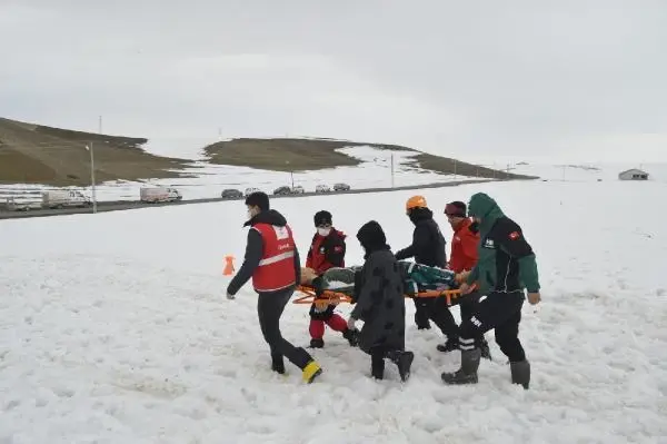 AFAD, Ağrı'da eğitim verdiği gönüllülerle çığ tatbikatı yaptı AFAD, Ağrı'da eğitim verdiği gönüllülerle çığ tatbikatı yaptı