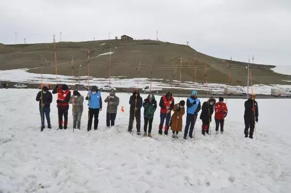 AFAD, Ağrı'da eğitim verdiği gönüllülerle çığ tatbikatı yaptı AFAD, Ağrı'da eğitim verdiği gönüllülerle çığ tatbikatı yaptı