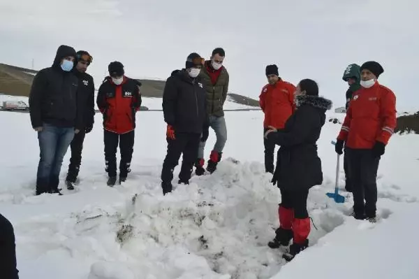 AFAD, Ağrı'da eğitim verdiği gönüllülerle çığ tatbikatı yaptı AFAD, Ağrı'da eğitim verdiği gönüllülerle çığ tatbikatı yaptı