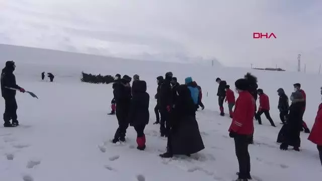AFAD, Ağrı'da eğitim verdiği gönüllülerle çığ tatbikatı yaptı AFAD, Ağrı'da eğitim verdiği gönüllülerle çığ tatbikatı yaptı