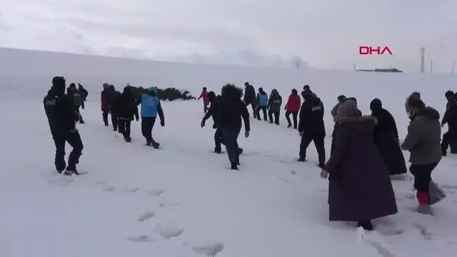 AFAD, Ağrı'da eğitim verdiği gönüllülerle çığ tatbikatı yaptı AFAD, Ağrı'da eğitim verdiği gönüllülerle çığ tatbikatı yaptı
