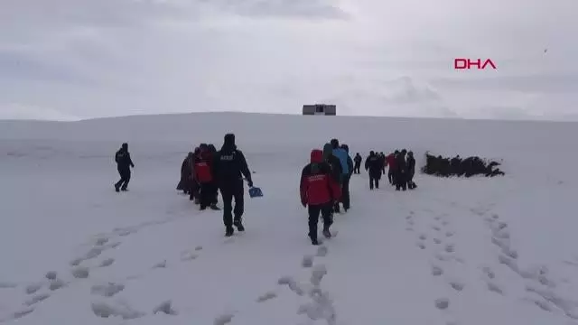 AFAD, Ağrı'da eğitim verdiği gönüllülerle çığ tatbikatı yaptı AFAD, Ağrı'da eğitim verdiği gönüllülerle çığ tatbikatı yaptı