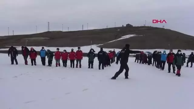 AFAD, Ağrı'da eğitim verdiği gönüllülerle çığ tatbikatı yaptı AFAD, Ağrı'da eğitim verdiği gönüllülerle çığ tatbikatı yaptı