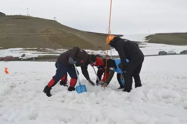 AFAD, Ağrı'da eğitim verdiği gönüllülerle çığ tatbikatı yaptı AFAD, Ağrı'da eğitim verdiği gönüllülerle çığ tatbikatı yaptı
