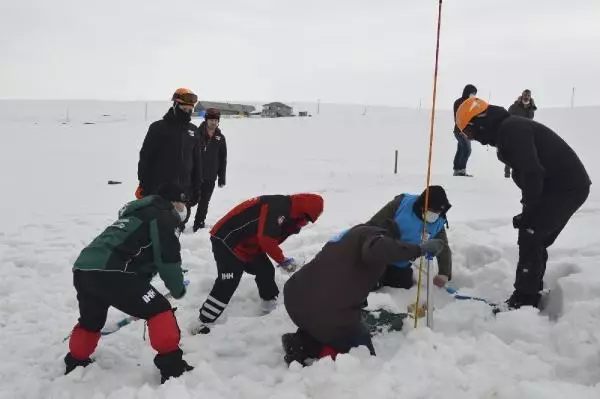 AFAD, Ağrı'da eğitim verdiği gönüllülerle çığ tatbikatı yaptı AFAD, Ağrı'da eğitim verdiği gönüllülerle çığ tatbikatı yaptı