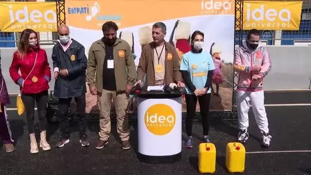Afrika insanıyla empati kurmak amacıyla Formula 1 pistinde 6 kilometre yürüyerek bidonla su taşıdılar Afrika insanıyla empati kurmak amacıyla Formula 1 pistinde 6 kilometre yürüyerek bidonla su taşıdılar