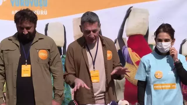 Afrika insanıyla empati kurmak amacıyla Formula 1 pistinde 6 kilometre yürüyerek bidonla su taşıdılar Afrika insanıyla empati kurmak amacıyla Formula 1 pistinde 6 kilometre yürüyerek bidonla su taşıdılar