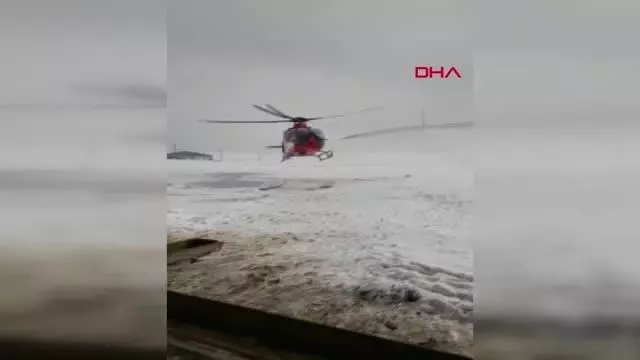 Ağrı'da kardan yolu kapanan köydeki hamile kadın ambulans helikopterle hastaneye yetiştirildi - Ağrı'da kardan yolu kapanan köydeki hamile kadın ambulans helikopterle hastaneye yetiştirildi -
