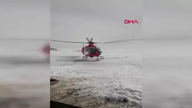 Ağrı'da kardan yolu kapanan köydeki hamile kadın ambulans helikopterle hastaneye yetiştirildi - Ağrı'da kardan yolu kapanan köydeki hamile kadın ambulans helikopterle hastaneye yetiştirildi -