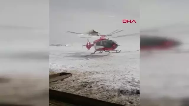 Ağrı'da kardan yolu kapanan köydeki hamile kadın ambulans helikopterle hastaneye yetiştirildi - Ağrı'da kardan yolu kapanan köydeki hamile kadın ambulans helikopterle hastaneye yetiştirildi -
