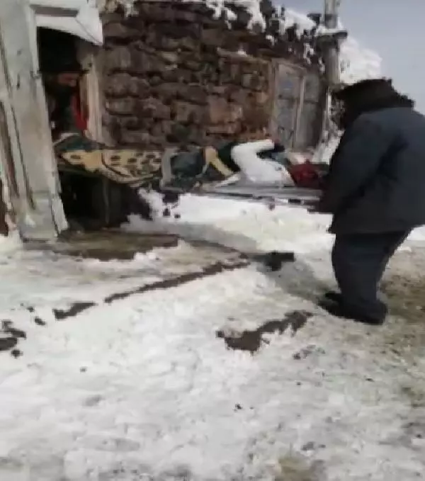 Ağrı'da kardan yolu kapanan köydeki hamile kadın ambulans helikopterle hastaneye yetiştirildi - Ağrı'da kardan yolu kapanan köydeki hamile kadın ambulans helikopterle hastaneye yetiştirildi -