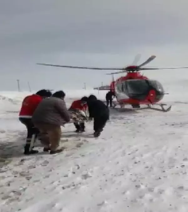 Ağrı'da kardan yolu kapanan köydeki hamile kadın ambulans helikopterle hastaneye yetiştirildi - Ağrı'da kardan yolu kapanan köydeki hamile kadın ambulans helikopterle hastaneye yetiştirildi -