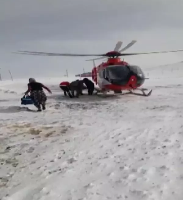 Ağrı'da kardan yolu kapanan köydeki hamile kadın ambulans helikopterle hastaneye yetiştirildi - Ağrı'da kardan yolu kapanan köydeki hamile kadın ambulans helikopterle hastaneye yetiştirildi -
