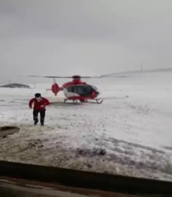 Ağrı'da kardan yolu kapanan köydeki hamile kadın ambulans helikopterle hastaneye yetiştirildi - Ağrı'da kardan yolu kapanan köydeki hamile kadın ambulans helikopterle hastaneye yetiştirildi -