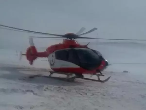 Ağrı'da kardan yolu kapanan köydeki hamile kadın ambulans helikopterle hastaneye yetiştirildi - Ağrı'da kardan yolu kapanan köydeki hamile kadın ambulans helikopterle hastaneye yetiştirildi -