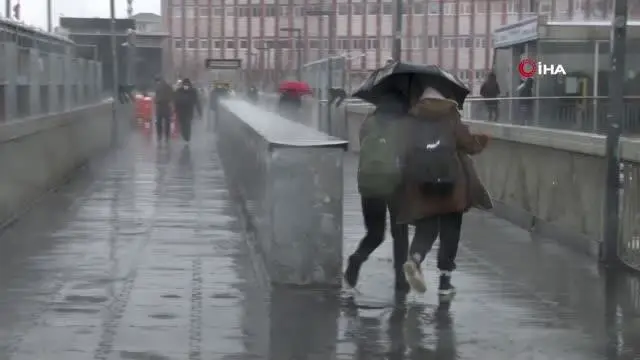 -Aniden bastıran yağmur ve dolu vatandaşlara zor anlar yaşattı -Aniden bastıran yağmur ve dolu vatandaşlara zor anlar yaşattı