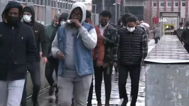 -Aniden bastıran yağmur ve dolu vatandaşlara zor anlar yaşattı -Aniden bastıran yağmur ve dolu vatandaşlara zor anlar yaşattı