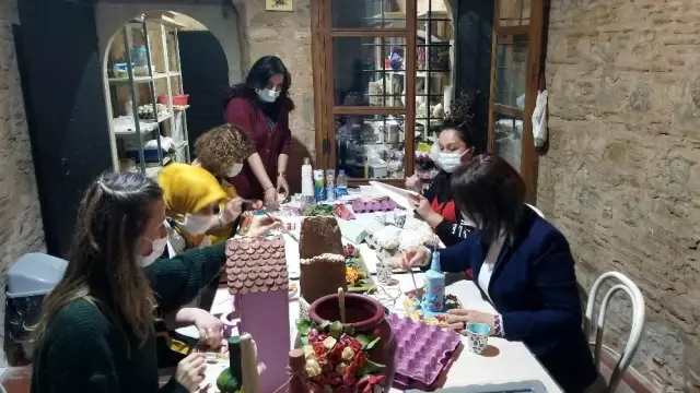 Atık malzemeleri sanat eserlerine dönüştürüyorlar