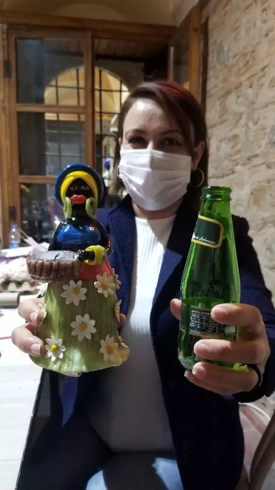 Atık malzemeleri sanat eserlerine dönüştürüyorlar