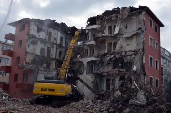 AVCILAR'DA ORTA HASARLI 281 BİNADAN SON 115'İ İÇİN SON DÖNEM...