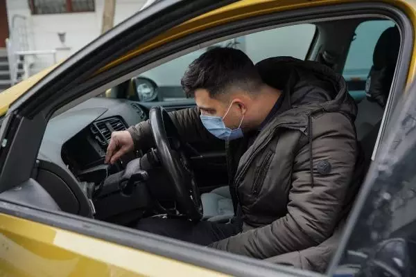 BAYRAMPAŞA'DA OTOMOBİLDEKİ 'HAYALET GÖSTERGE' PANELİNİ ÇALDILAR BAYRAMPAŞA'DA OTOMOBİLDEKİ 'HAYALET GÖSTERGE' PANELİNİ ÇALDILAR