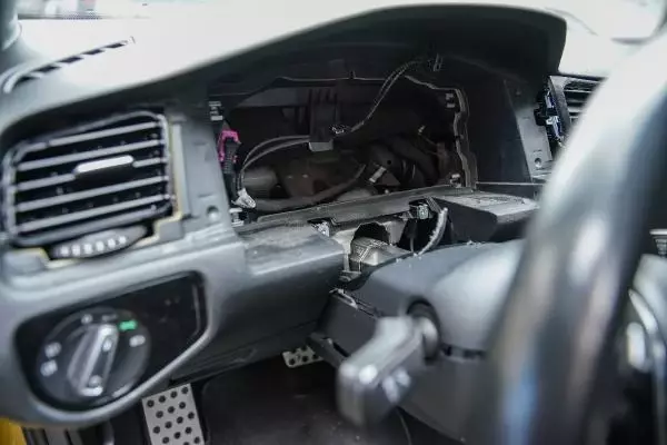 BAYRAMPAŞA'DA OTOMOBİLDEKİ 'HAYALET GÖSTERGE' PANELİNİ ÇALDILAR BAYRAMPAŞA'DA OTOMOBİLDEKİ 'HAYALET GÖSTERGE' PANELİNİ ÇALDILAR
