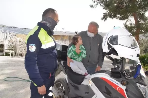 Son dakika haber! MUĞLA Bodrum'da down sendromlu Berk'e polisten sürpriz ziyaret Son dakika haber! MUĞLA Bodrum'da down sendromlu Berk'e polisten sürpriz ziyaret