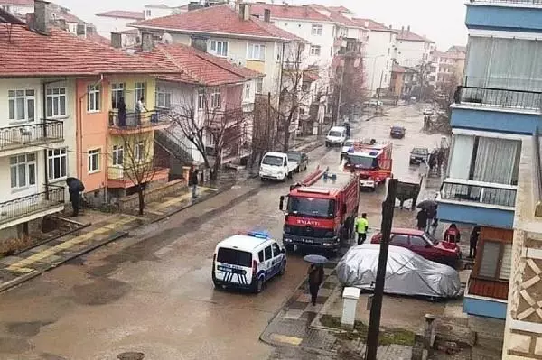 Çubuk'ta apartmanın çatısına yıldırım düştü Çubuk'ta apartmanın çatısına yıldırım düştü