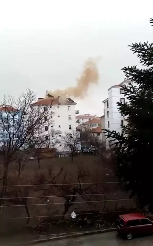 Çubuk'ta apartmanın çatısına yıldırım düştü Çubuk'ta apartmanın çatısına yıldırım düştü