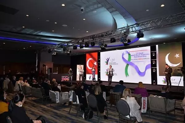 DHA'YA DÜNYA DOWN SENDROMLULAR GÜNÜ FARKINDALIK PLAKETİ DHA'YA DÜNYA DOWN SENDROMLULAR GÜNÜ FARKINDALIK PLAKETİ
