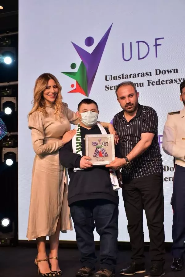 DHA'YA DÜNYA DOWN SENDROMLULAR GÜNÜ FARKINDALIK PLAKETİ DHA'YA DÜNYA DOWN SENDROMLULAR GÜNÜ FARKINDALIK PLAKETİ
