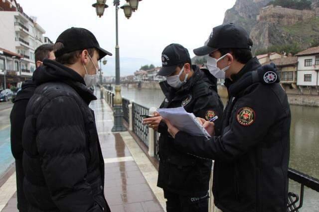Doğum günü kutlaması için bir araya gelen 13 kişi koronavirüse yakalandı Doğum günü kutlaması için bir araya gelen 13 kişi koronavirüse yakalandı