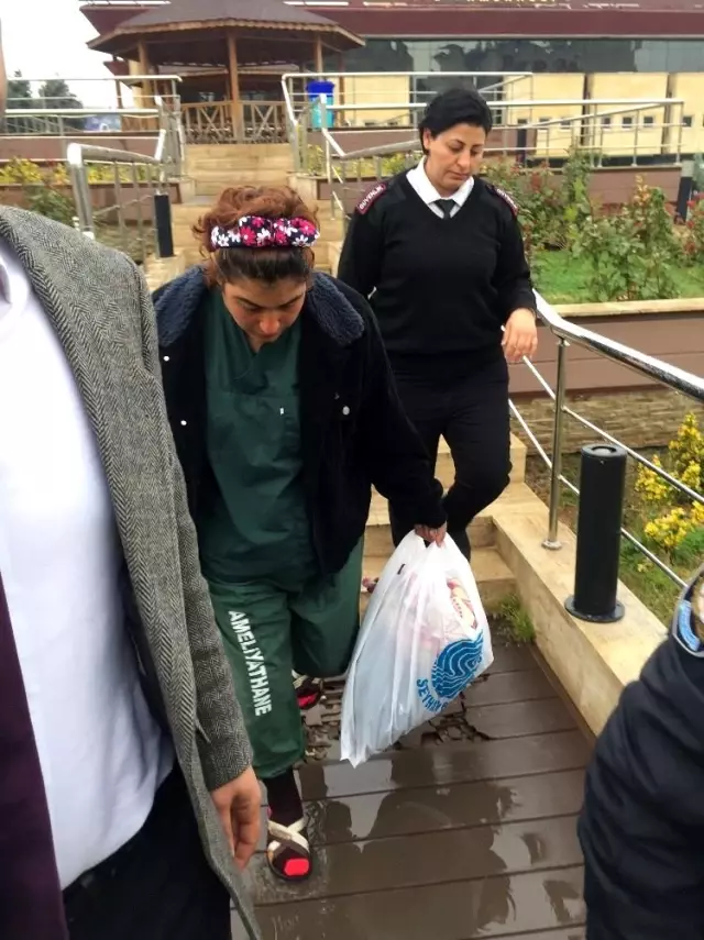 Doğumdan 1 hafta sonra ameliyat kıyafetiyle sokakta bulundu Doğumdan 1 hafta sonra ameliyat kıyafetiyle sokakta bulundu