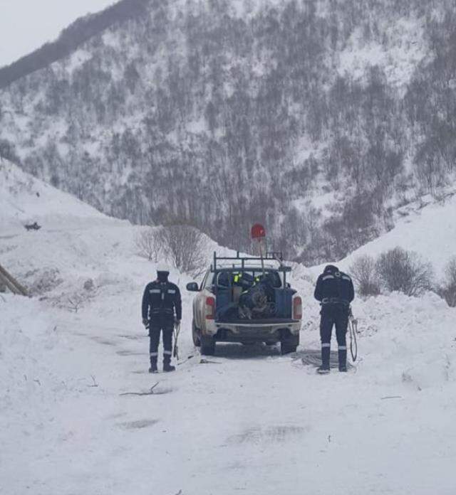 Düşen çığ iki köyü elektrik direklerini kağıt gibi ezdi