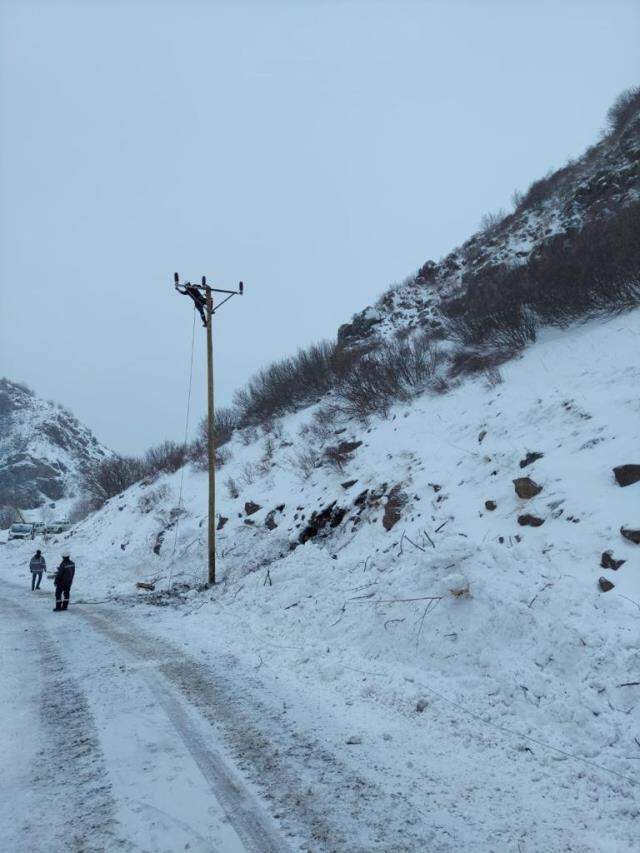 Düşen çığ iki köyü elektrik direklerini kağıt gibi ezdi