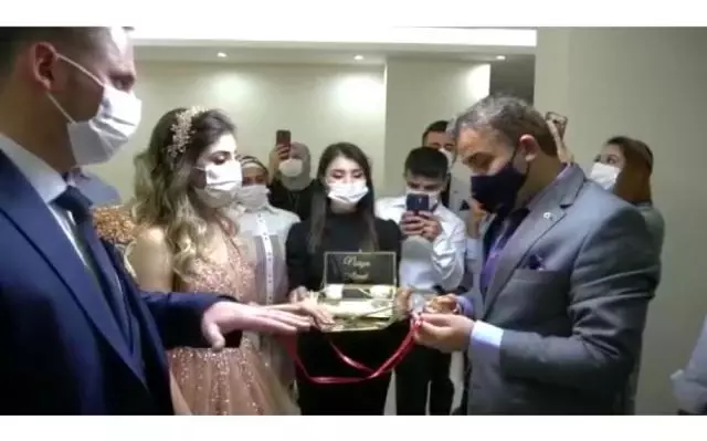 Kendisiyle evlenmek isteyen polis memuruna tek bir şart koştu: Beni devletten isteyin Kendisiyle evlenmek isteyen polis memuruna tek bir şart koştu: Beni devletten isteyin
