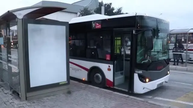 HES kodu göstermeden otobüse binmeye çalışan kişiye müdahale eden yolcu bıçakla yaralandı HES kodu göstermeden otobüse binmeye çalışan kişiye müdahale eden yolcu bıçakla yaralandı