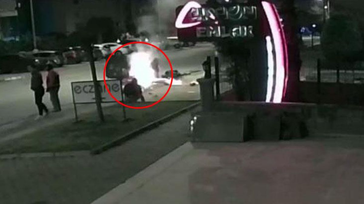 Kağıt toplayan gencin 3 kişi tarafından dövülüp, motosikletinin yakılma anı kamerada