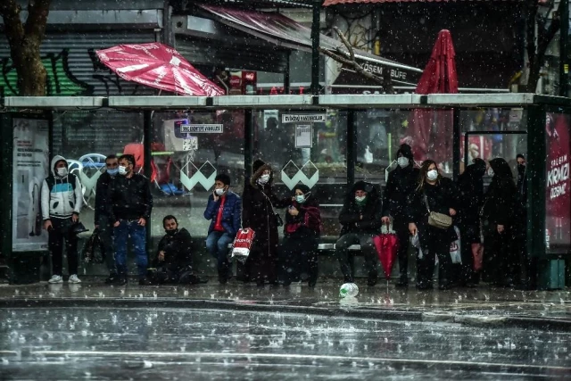 İstanbul'da aniden bastıran sağanak yağış ve dolu zor anlar yaşattı