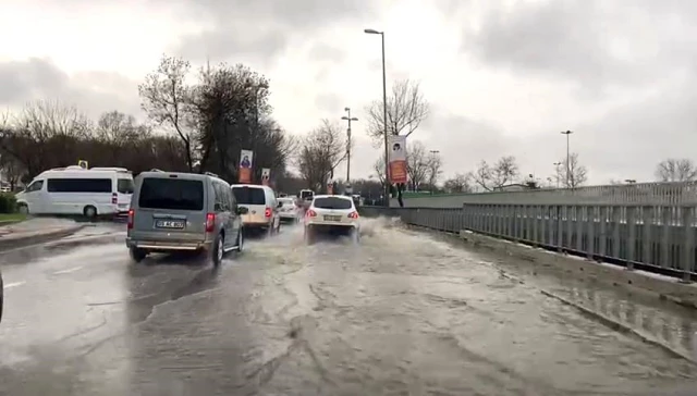 - İstanbul'da bazı caddelerde su birikintileri oluştu