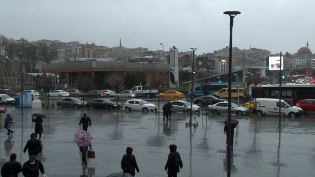 İstanbul'da gök gürültülü sağanak yağış başladı