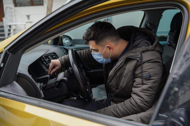 İstanbul'un göbeğnde hırsızlar otomobildeki hiçbir şeye dokunmadan 'hayalet gösterge' panelini çalıp kaçtı