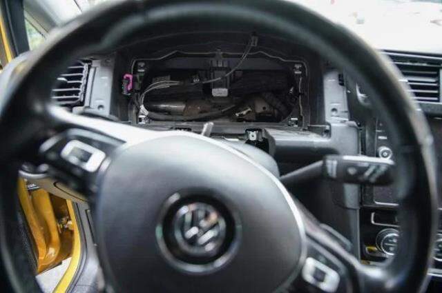 İstanbul'un göbeğnde hırsızlar otomobildeki hiçbir şeye dokunmadan 'hayalet gösterge' panelini çalıp kaçtı