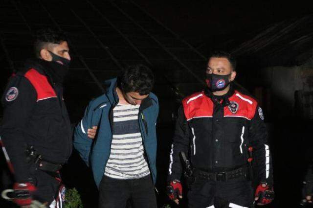 Kağıt toplayan gencin 3 kişi tarafından dövülüp, motosikletinin yakılma anı kamerada