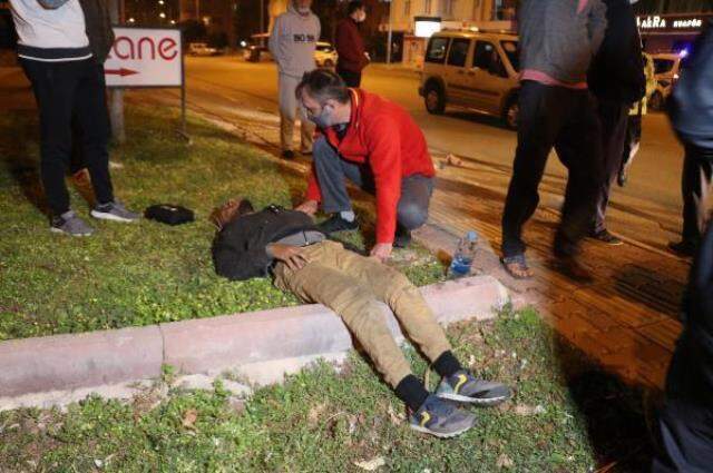 Kağıt toplayan gencin 3 kişi tarafından dövülüp, motosikletinin yakılma anı kamerada