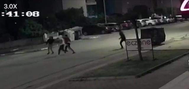 Kağıt toplayan gencin 3 kişi tarafından dövülüp, motosikletinin yakılma anı kamerada