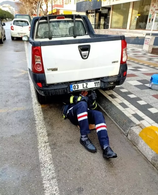 Son dakika haberleri! Kamyonetin altına sıkışan kediyi itfaiye ekibi kurtardı Son dakika haberleri! Kamyonetin altına sıkışan kediyi itfaiye ekibi kurtardı