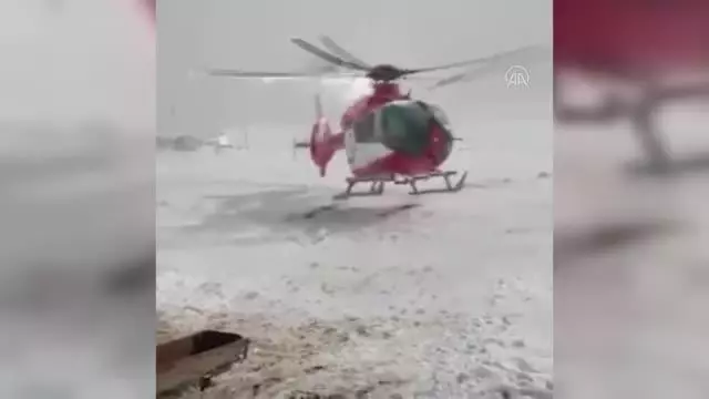 Son dakika haber: Kar ve tipi nedeniyle yolu kapanan köydeki hamile kadın için ambulans helikopter seferber oldu Son dakika haber: Kar ve tipi nedeniyle yolu kapanan köydeki hamile kadın için ambulans helikopter seferber oldu