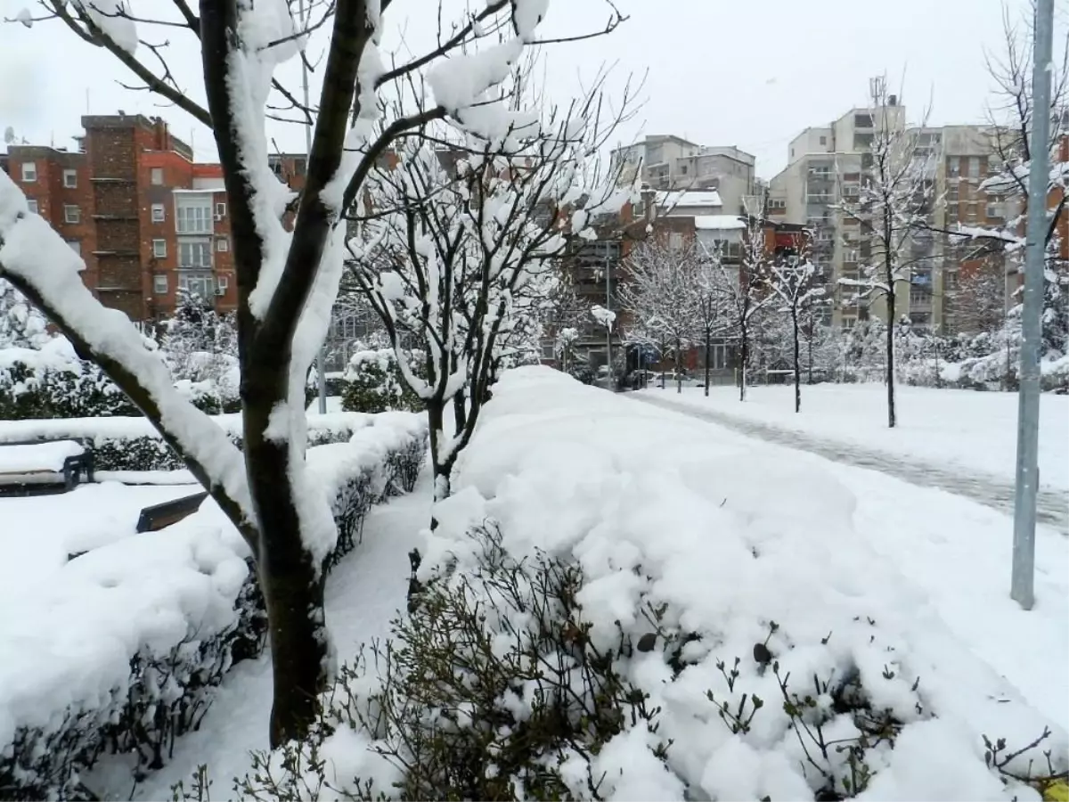 Kosova'da ilkbaharda kar sürprizi