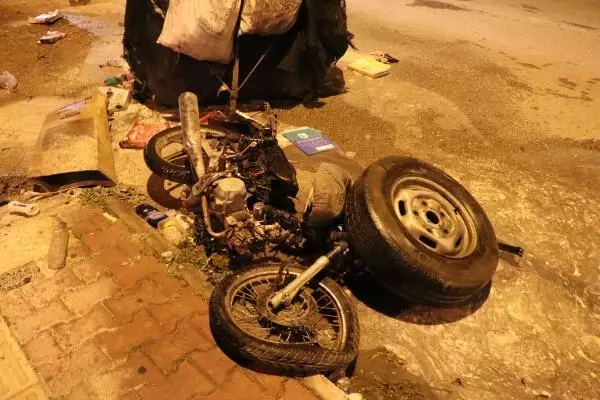 Motosikletine çarptıkları hurda kağıt taplayan yabancı uyruklu genci darbettiler Motosikletine çarptıkları hurda kağıt taplayan yabancı uyruklu genci darbettiler